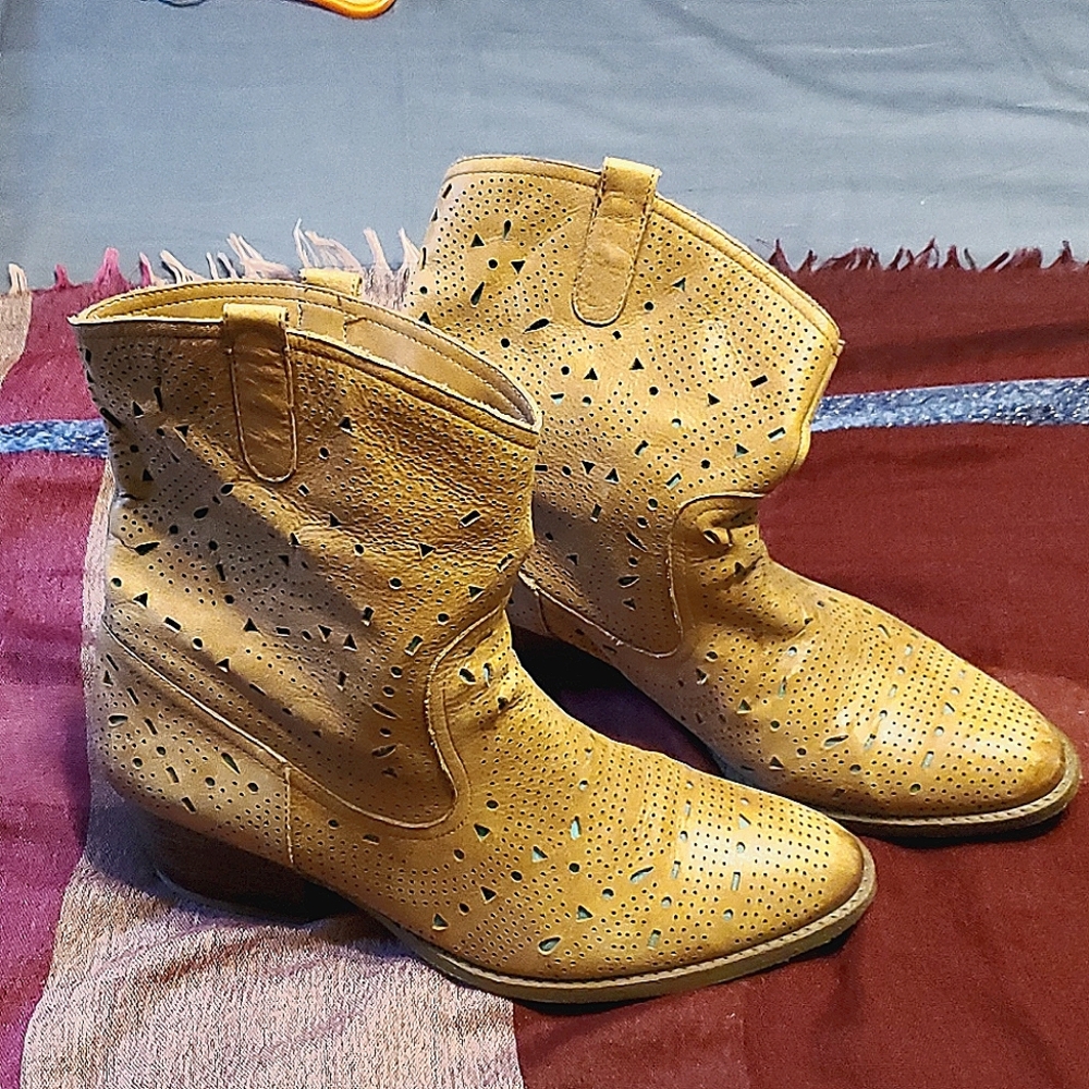 Gently worn Reba Ankle Western Boots 10M